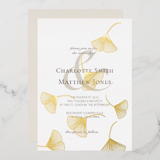 Invitación Con Relieve Metalizado Bodas Elegantes con Hojas de Ginkgo Doradas Caídas (Anverso/Reverso)