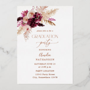 Invitación Con Relieve Metalizado Boho Borgoña y fiesta de graduación floral rosada 