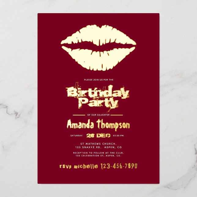 Invitación Con Relieve Metalizado Borgoña y los labios de besos de cumpleaños dorado (Anverso)