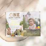 Invitación Con Relieve Metalizado Brillante Un Feliz Camper Oso Foto Boy Primer Cump<br><div class="desc">¡Añade algo de brillo a tus invitaciones para fiestas de cumpleaños con Relieve metalizado de oro, plata o oro rosa! Este clásico y atemporal estilo metálico seguro que añade otro nivel a tus invitaciones. Haz que el primer cumpleaños de tu pequeño sea inolvidable con este encantador diseño de la invitación...</div>