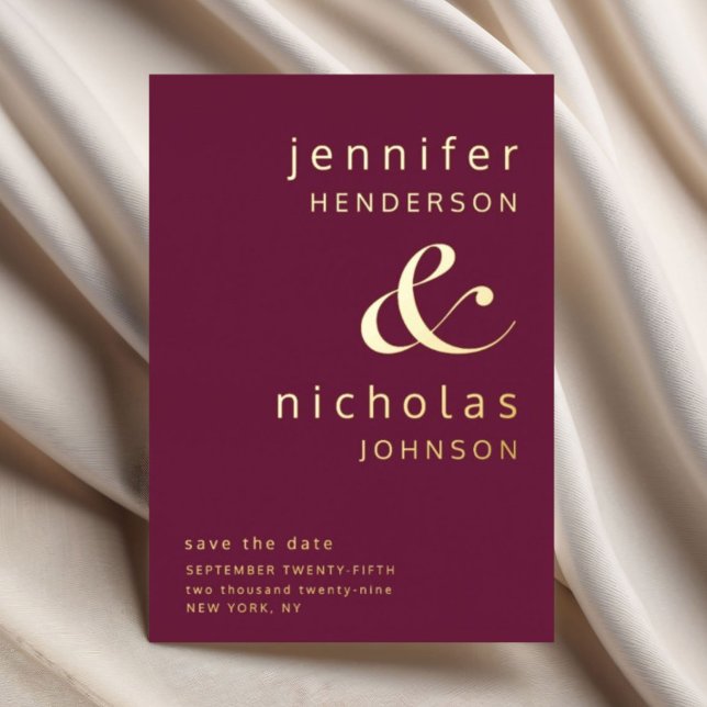 Invitación Con Relieve Metalizado Burgundy Gold Ampersand Save Boda The Date (Modern Burgundy Save Wedding The Date Gold Foil Invitation)