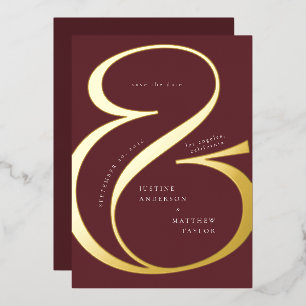 Invitación Con Relieve Metalizado Burgundy Red Gold Ampersand Typography Save Date