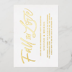 Invitación Con Relieve Metalizado Caída en el Amor Lettering Gold Engagement Party