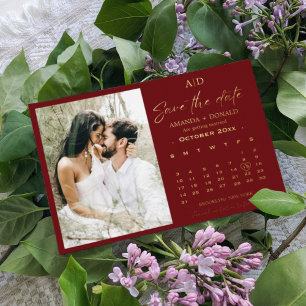 Invitación Con Relieve Metalizado Calendario de boda en burgundy y dorado, guarde la