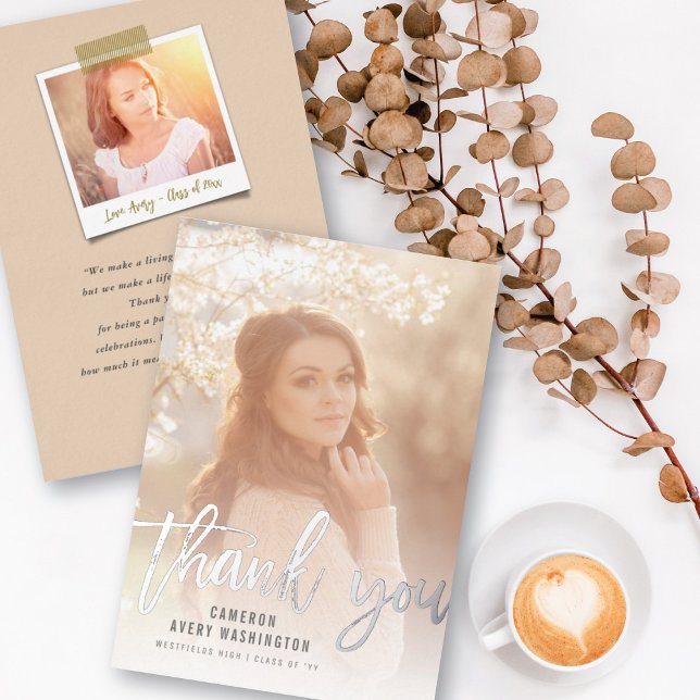 Invitación Con Relieve Metalizado Caligrafía de guión de pincel Graduación de fotogr (Brushed Script Calligraphy Modern Photo Graduation Thank You Flat Card @ zazzle.com/color_therapy)