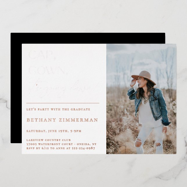 Invitación Con Relieve Metalizado Cap Gown está cayendo en la fiesta de graduación (Anverso/Reverso)