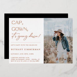 Invitación Con Relieve Metalizado Cap Gown está cayendo en la fiesta de graduación