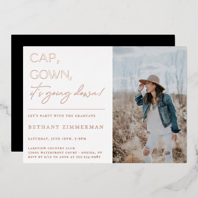 Invitación Con Relieve Metalizado Cap Gown está cayendo en la fiesta de graduación (Anverso/Reverso)