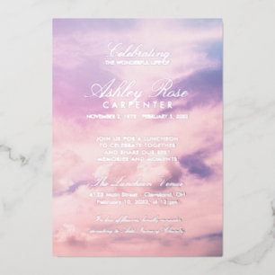 Invitación Con Relieve Metalizado Celebración de la vida en nubes violetas Memorial