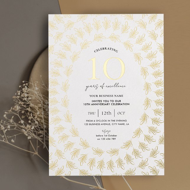 Invitación Con Relieve Metalizado Celebración del aniversario de negocios Moda elega (Elegant white & gold business anniversary party invitation with greenery frame printed in real foil)