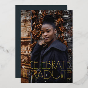 Invitación Con Relieve Metalizado Celebremos al Graduado 2023 Graduación Negrita