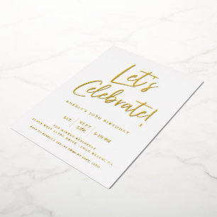 Invitación Con Relieve Metalizado Celebremos el cumpleaños del guión azul moderno