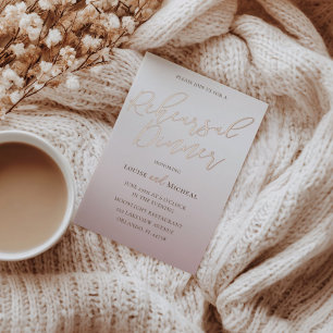 Invitación Con Relieve Metalizado Cena de Ensayo con Caligrafía en Oro Boda