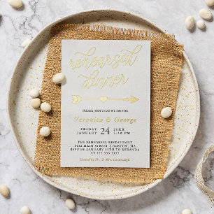 Invitación Con Relieve Metalizado Cena de Ensayo con Caligrafía en Oro y Flecha con