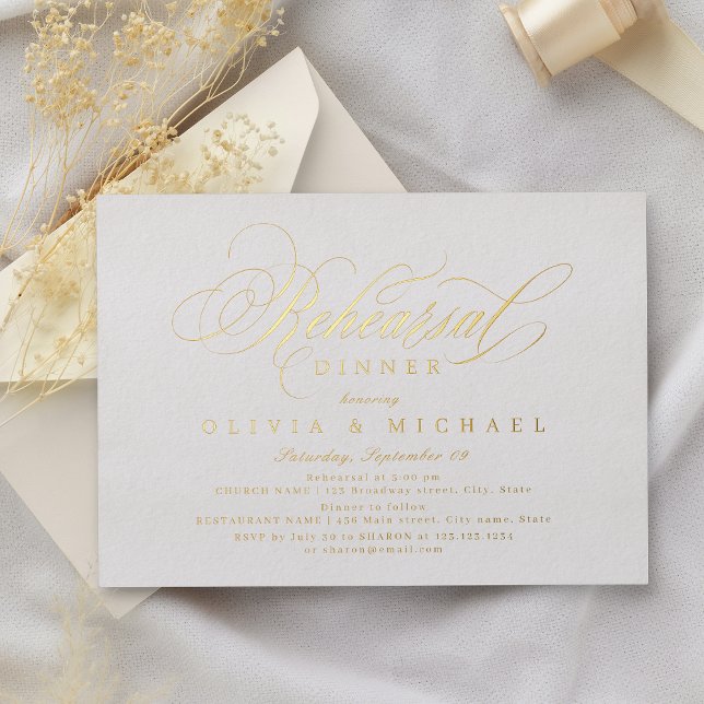 Invitación Con Relieve Metalizado Cena elegante clásica de caligrafía (Elegant classic calligraphy rehearsal dinner foil invitation)
