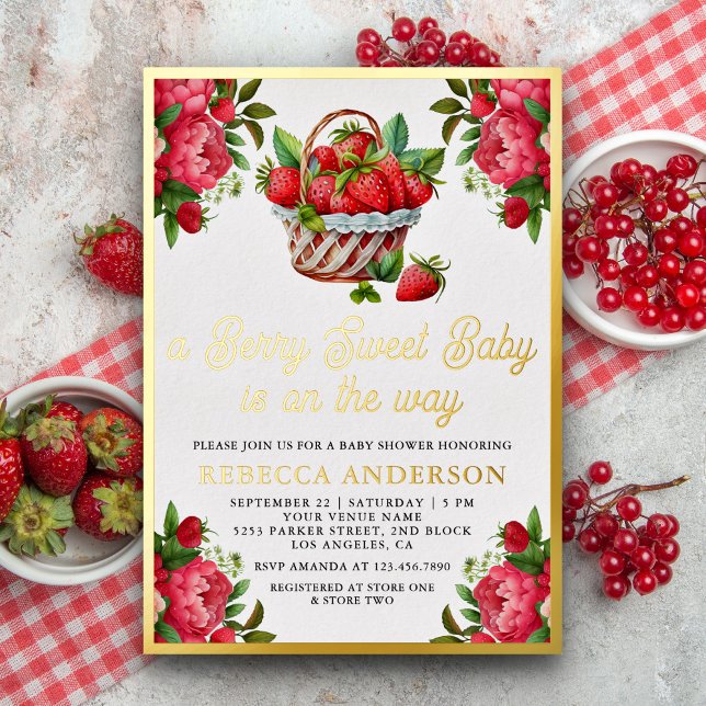 Invitación Con Relieve Metalizado Cesta de fresa Berry Sweet Baby Shower Gold (Subido por el creador)