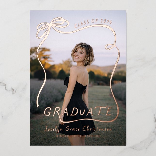 Invitación Con Relieve Metalizado Chic Bow Modern Typography Photo Graduation Gold (Anverso)