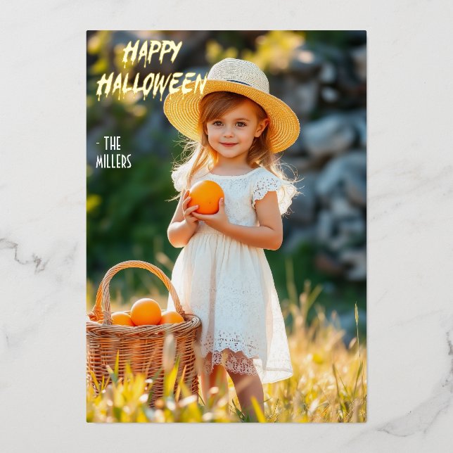 Invitación Con Relieve Metalizado Chica con cesta de calabaza Feliz Halloween (Anverso)