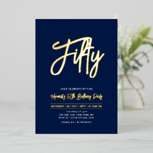 Invitación Con Relieve Metalizado Cincuenta Navy Chic Script Cumpleaños número 50