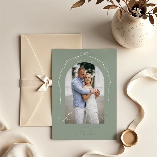 Invitación Con Relieve Metalizado Cinta de Lazo Dibujada a Mano Verde Elegante para  (Elegant Green Hand Drawn Bow Ribbon Save The Date Foil Invitation)