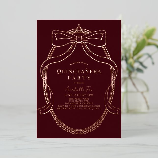 Invitación Con Relieve Metalizado Cinta de vaca dorada Tiara Frame Borgoña Quinceañe (Anverso de pie)