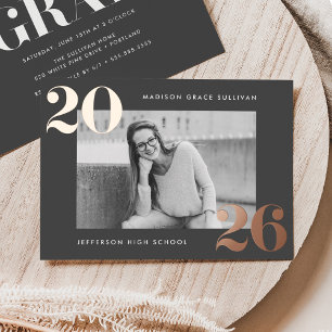 Invitación Con Relieve Metalizado Clase audaz de Graduación de Foto Gris 2025