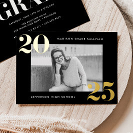 Invitación Con Relieve Metalizado Clase audaz de Graduación de Fotografía en Negro y