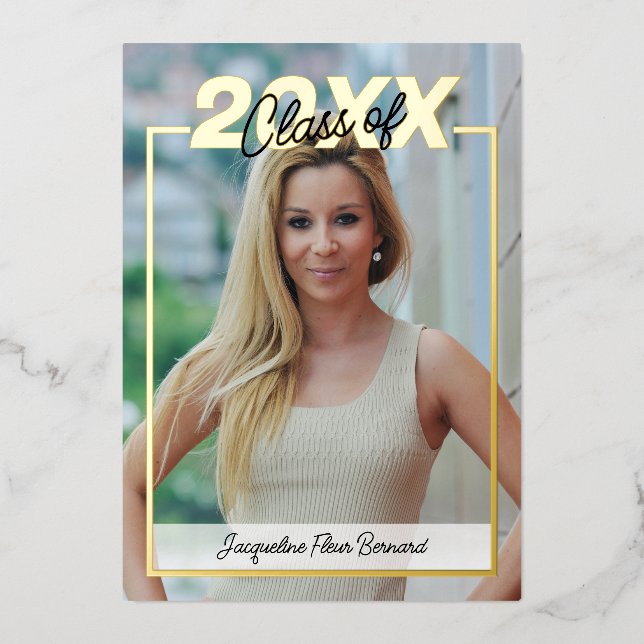 Invitación Con Relieve Metalizado Clase de 2024 Elegante negro y oro (Anverso)