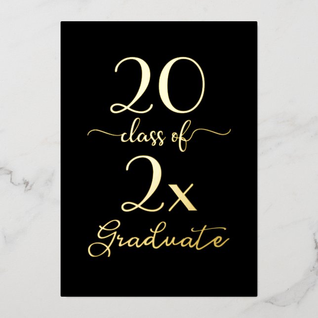 Invitación Con Relieve Metalizado Clase de moda de 2025 Graduado Negro y Oro (Anverso)