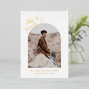 Invitación Con Relieve Metalizado Clase de Oro de Graduación de Foto Arch 2025