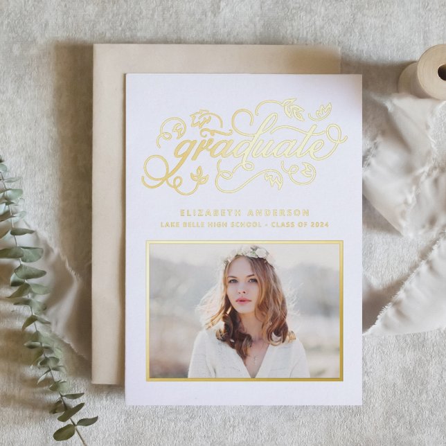 Invitación Con Relieve Metalizado Clase Rustic Script de 2024 Graduación Gold (Customizable gold foil photo graduation announcement.)