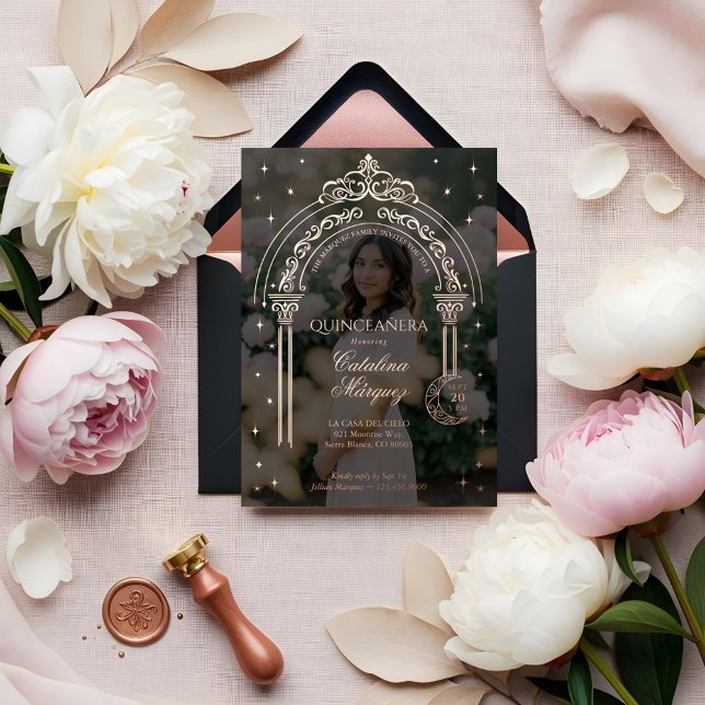 Invitación Con Relieve Metalizado Clásica Estrella Celestial de la Luna de Tiara Fot (Classy Tiara Celestial Moon Star Photo Quinceañera Foil Invitation)