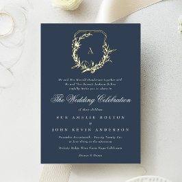 Invitación Con Relieve Metalizado clásico azul marino dorado cresta monograma boda