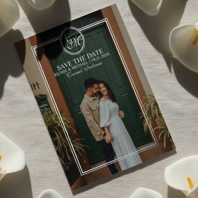 Invitación Con Relieve Metalizado Clásico Save the Date con Cresta de Monograma (Invite guests to mark their calendars with this Modern Script Monogram Photo Save the Date!)