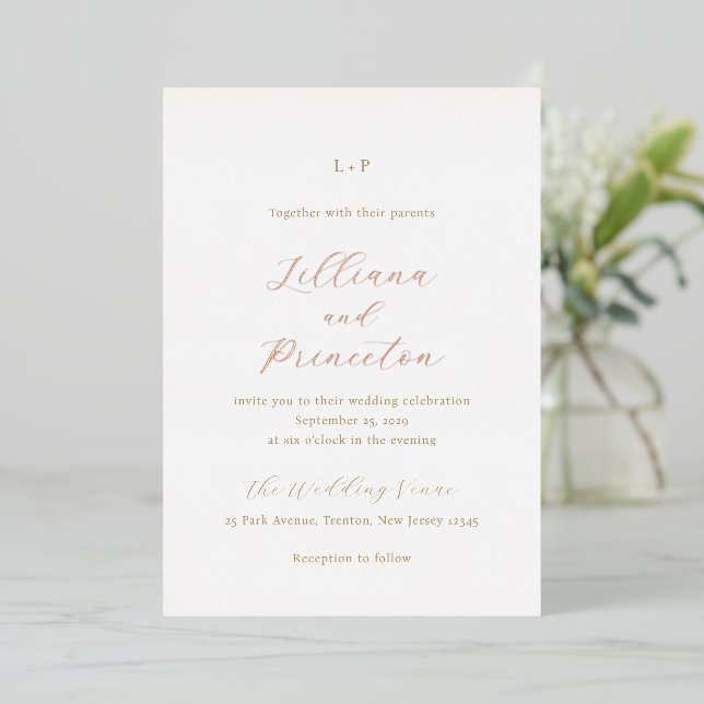 Invitación Con Relieve Metalizado Classic Neutral Monogram Elegant Wedding (Anverso de pie)