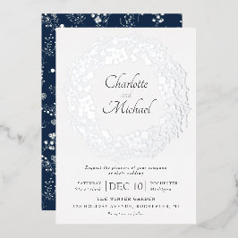 Invitación Con Relieve Metalizado Corona de bodas de bayas de invierno de plata invi