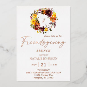 Invitación Con Relieve Metalizado Corona de Friendsgiving floral naranja y amarillo