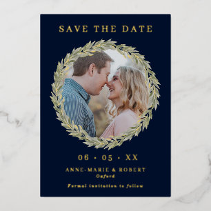 Invitación Con Relieve Metalizado Corona de Laurel sobre Foto de Boda en Azul Marino
