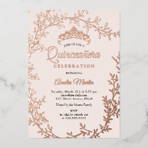 Invitación Con Relieve Metalizado Corona de quinceañera de rosa dorada y hoja de col