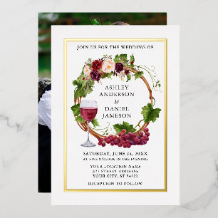 Invitación Con Relieve Metalizado Corona floral de vides de uva en acuarela Foto dor