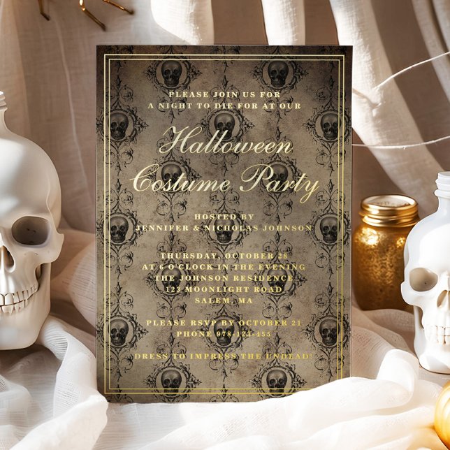 Invitación Con Relieve Metalizado Cránulos góticos Fiesta de disfraces de Halloween (Gothic Skulls Halloween Costume Party Foil Invitation)