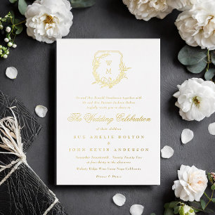 Invitación Con Relieve Metalizado cresta dorada clásica de boda con monograma blanco