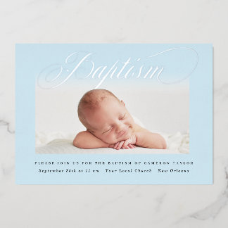 Invitación Con Relieve Metalizado Cruz Sutil Azul Pastel Una Foto Bautizo Plata