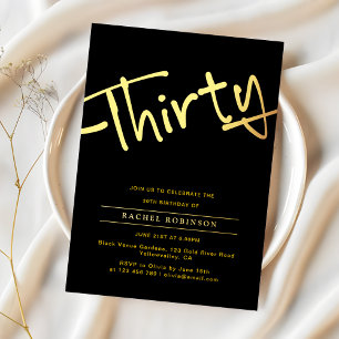 Invitación Con Relieve Metalizado Cumpleaños 30 Elegante Negro y Dorado Script Dorad