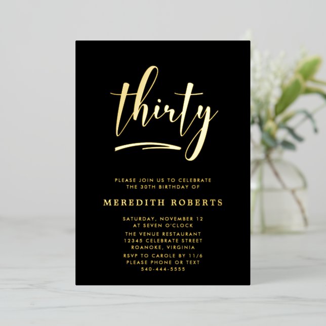 Invitación Con Relieve Metalizado Cumpleaños 30 Oro sobre Negro Fiesta Elegante de L (Anverso de pie)