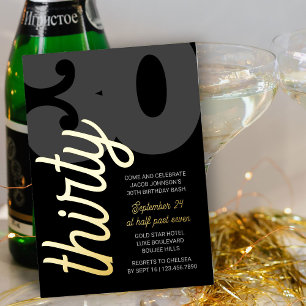 Invitación Con Relieve Metalizado Cumpleaños 30 Oversized Thirty Script Negro Oro