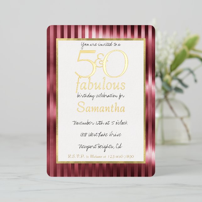 Invitación Con Relieve Metalizado Cumpleaños 50 y Fabuloso Glam Dorado Rayas Rojas (Anverso de pie)