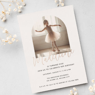 Invitación Con Relieve Metalizado Cumpleaños dorado con arco pastel lindo femenino