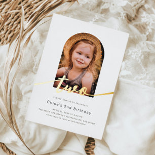 Invitación Con Relieve Metalizado Cumpleaños moderno minimalista con foto de arco 2d