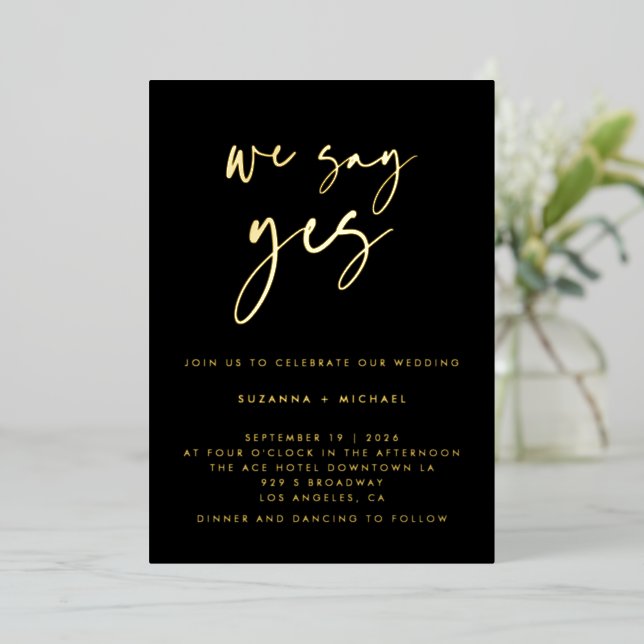 Invitación Con Relieve Metalizado Decimos sí Boda de caligrafía negra moderna Gold F (Anverso de pie)